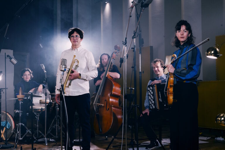 Rays_of_Light_Bandfoto_horizontal, Foto: Felix Broede